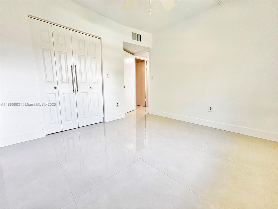 合同活跃: $2,000 (2 贝兹, 2 浴室, 980 平方英尺)