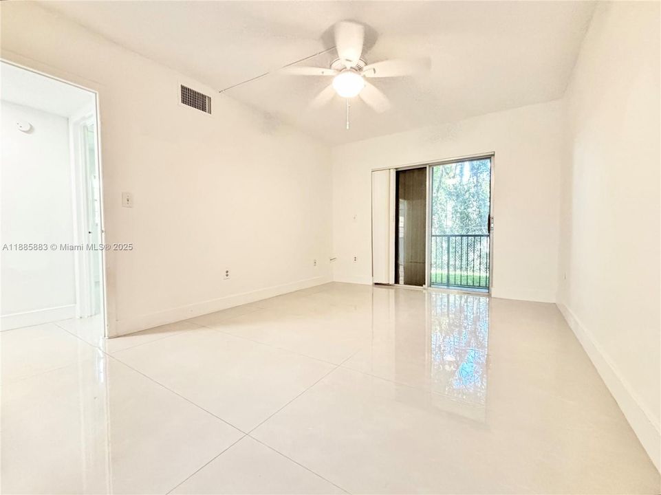 合同活跃: $2,000 (2 贝兹, 2 浴室, 980 平方英尺)