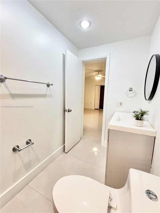 合同活跃: $2,000 (2 贝兹, 2 浴室, 980 平方英尺)