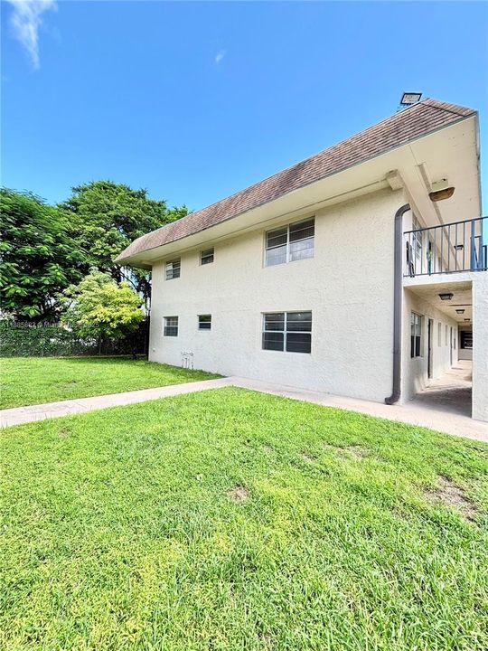 合同活跃: $2,000 (2 贝兹, 2 浴室, 980 平方英尺)