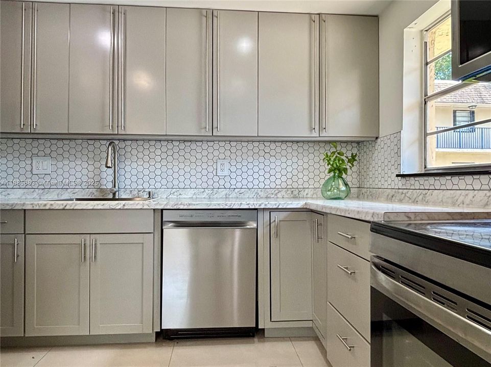 合同活跃: $2,000 (2 贝兹, 2 浴室, 980 平方英尺)