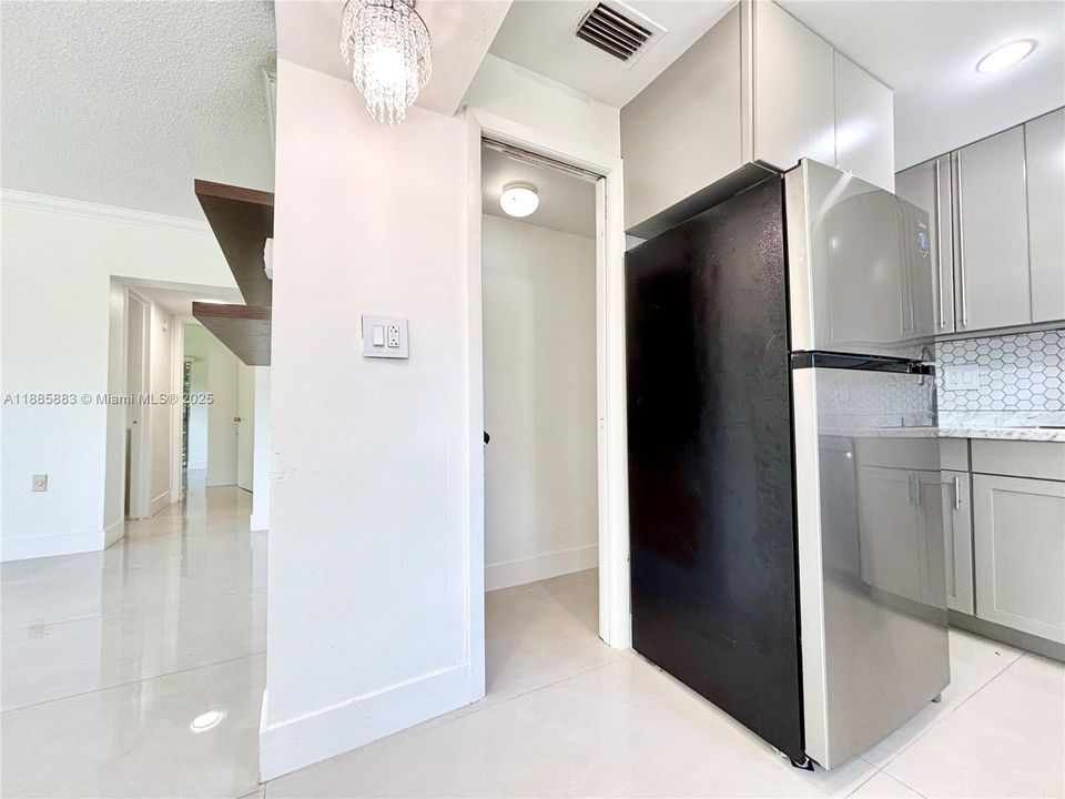 合同活跃: $2,000 (2 贝兹, 2 浴室, 980 平方英尺)