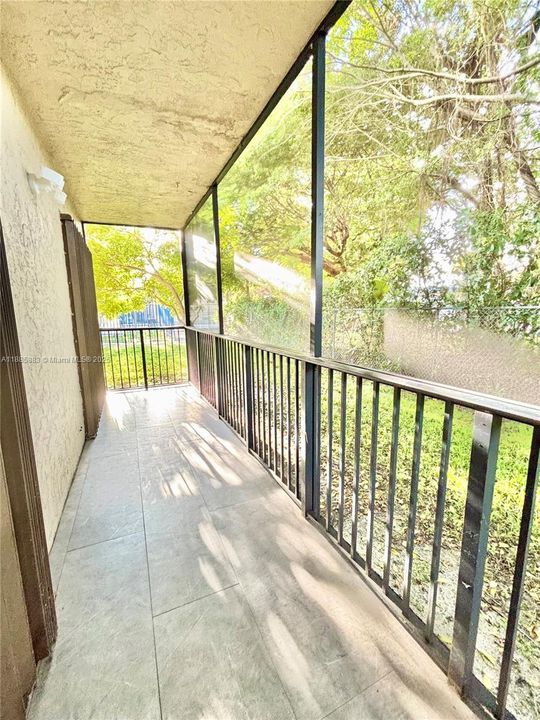 合同活跃: $2,000 (2 贝兹, 2 浴室, 980 平方英尺)