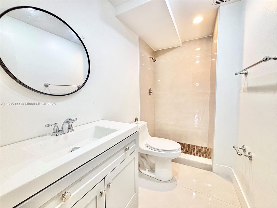 合同活跃: $2,000 (2 贝兹, 2 浴室, 980 平方英尺)