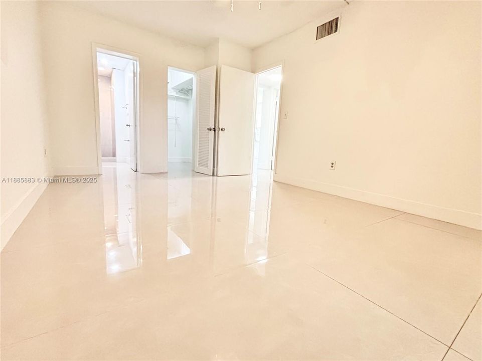 合同活跃: $2,000 (2 贝兹, 2 浴室, 980 平方英尺)