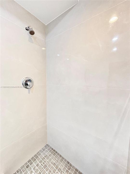 合同活跃: $2,000 (2 贝兹, 2 浴室, 980 平方英尺)