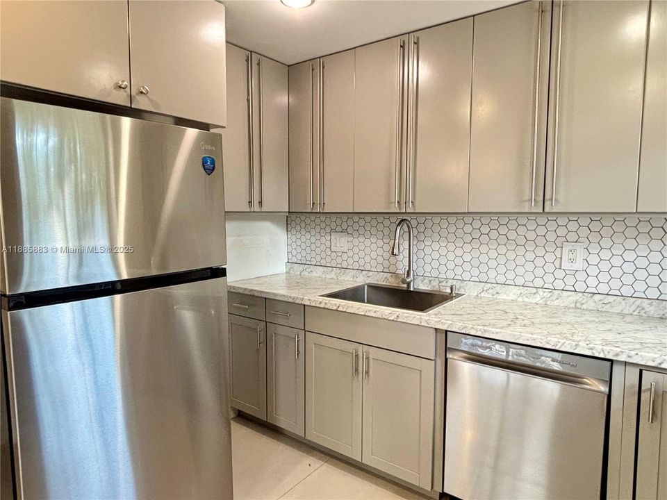 合同活跃: $2,000 (2 贝兹, 2 浴室, 980 平方英尺)