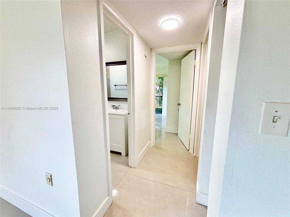 合同活跃: $2,000 (2 贝兹, 2 浴室, 980 平方英尺)