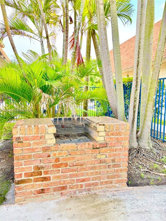 合同活跃: $2,000 (2 贝兹, 2 浴室, 980 平方英尺)