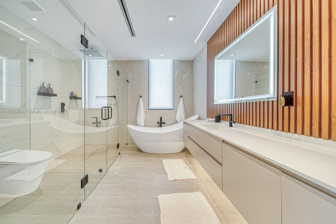 Недавно продано: $13,499,000 (6 спален, 6 ванн, 4703 Квадратных фут)