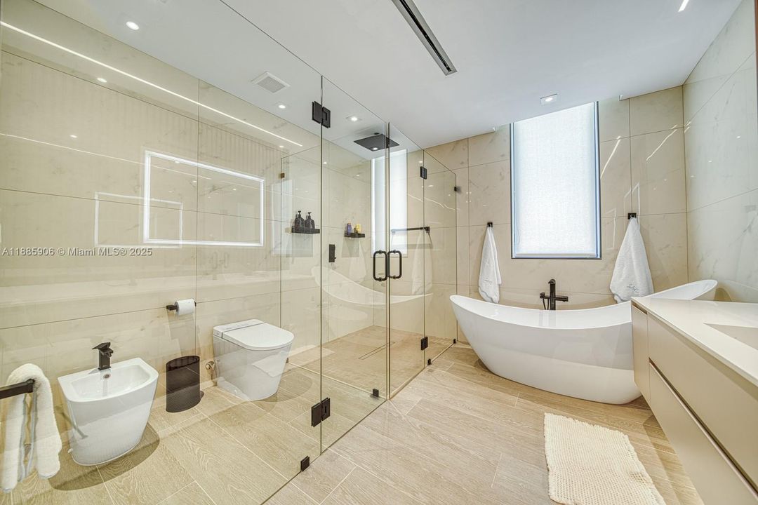 Недавно продано: $13,499,000 (6 спален, 6 ванн, 4703 Квадратных фут)