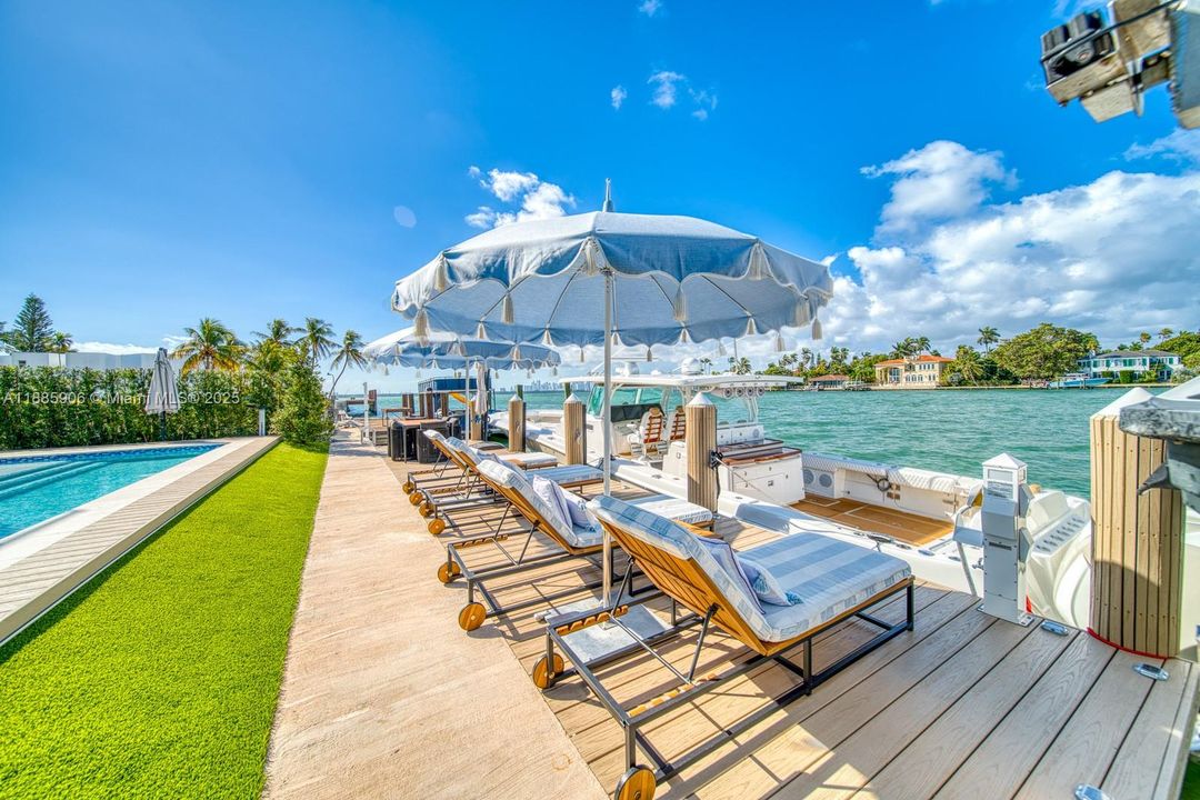 Недавно продано: $13,499,000 (6 спален, 6 ванн, 4703 Квадратных фут)