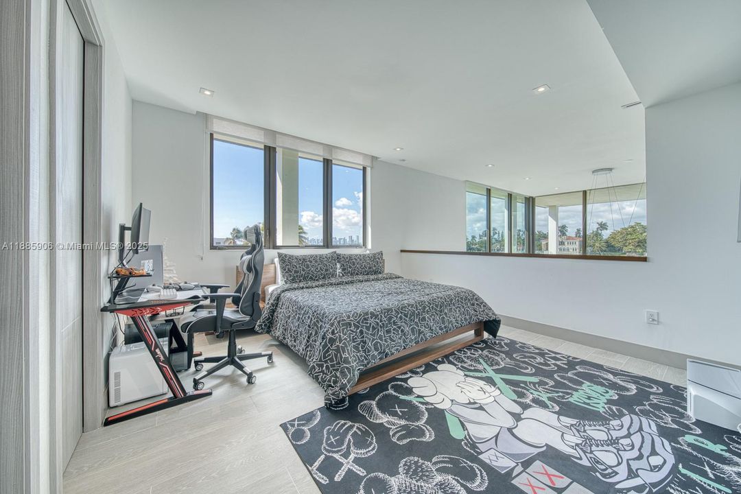 Недавно продано: $13,499,000 (6 спален, 6 ванн, 4703 Квадратных фут)