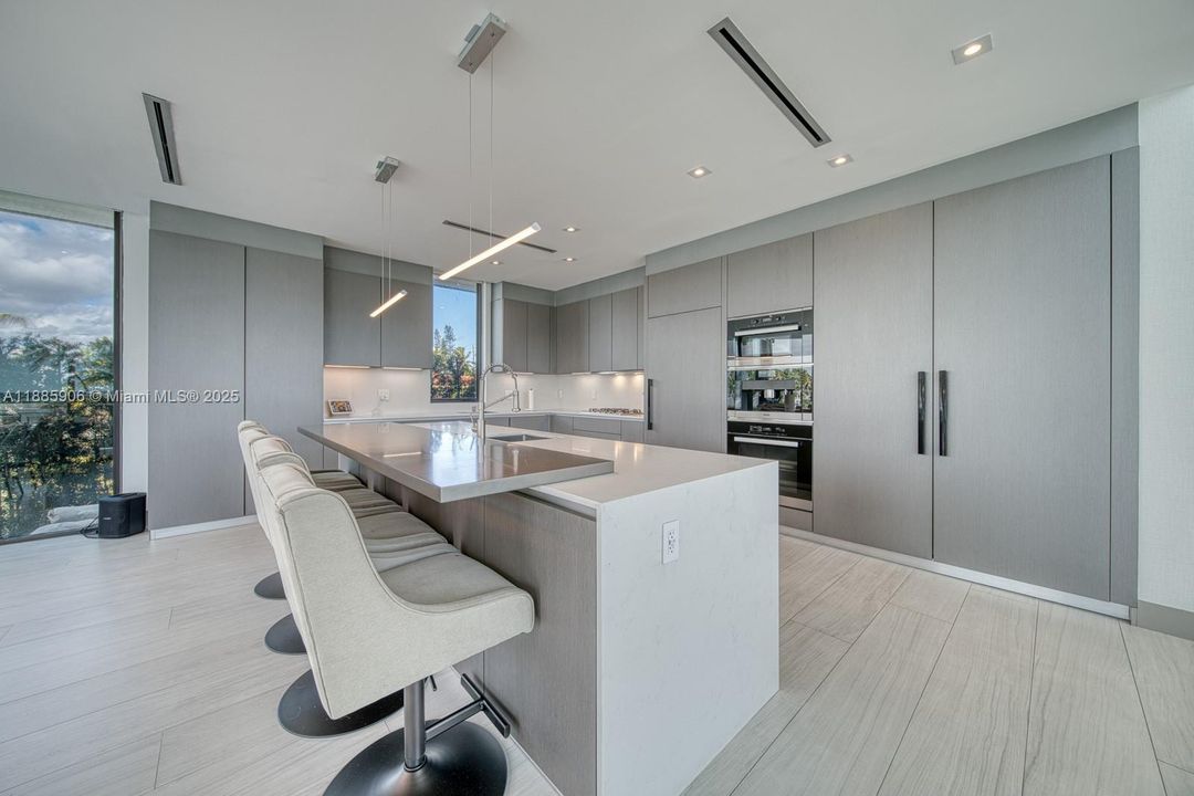 Недавно продано: $13,499,000 (6 спален, 6 ванн, 4703 Квадратных фут)