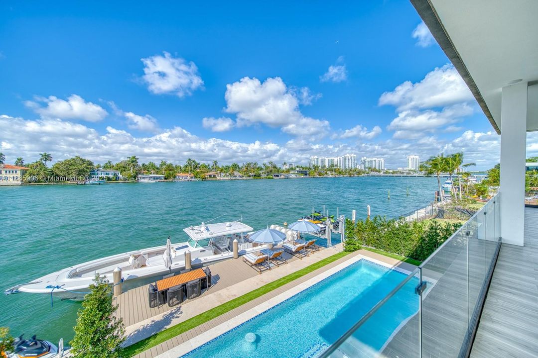 Недавно продано: $13,499,000 (6 спален, 6 ванн, 4703 Квадратных фут)