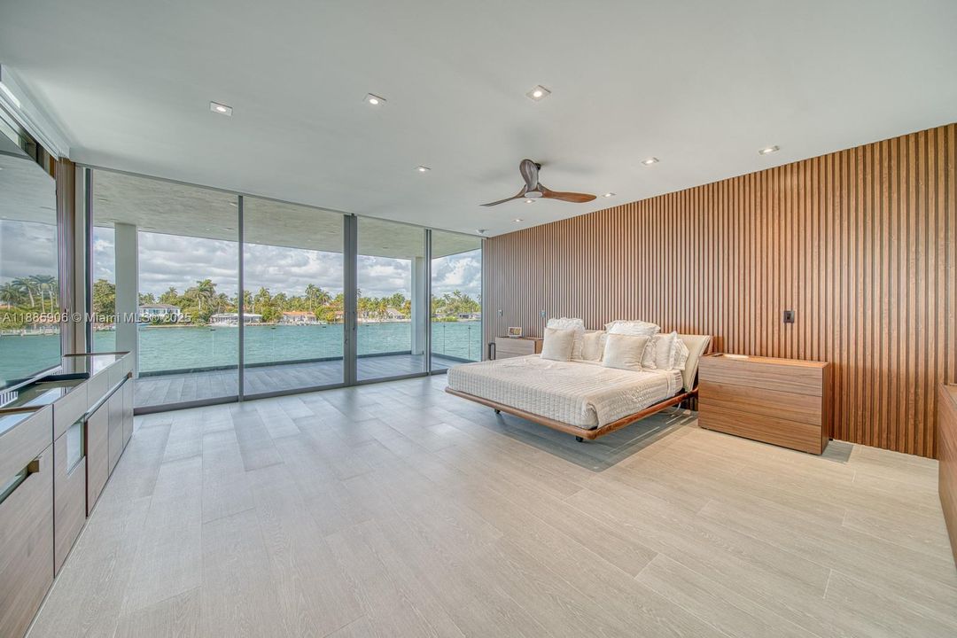 Недавно продано: $13,499,000 (6 спален, 6 ванн, 4703 Квадратных фут)