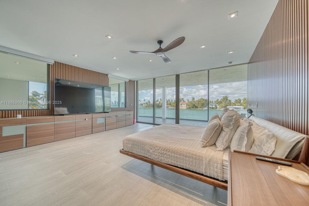 Недавно продано: $13,499,000 (6 спален, 6 ванн, 4703 Квадратных фут)