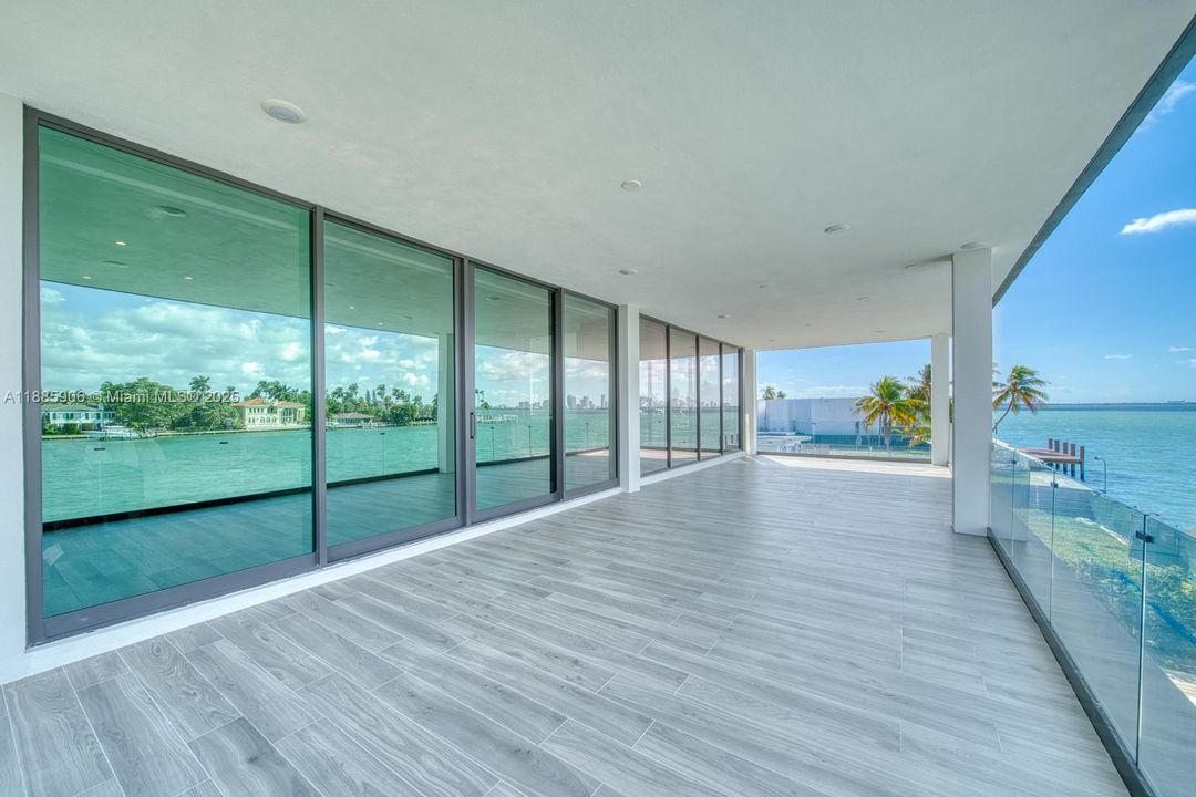 Недавно продано: $13,499,000 (6 спален, 6 ванн, 4703 Квадратных фут)