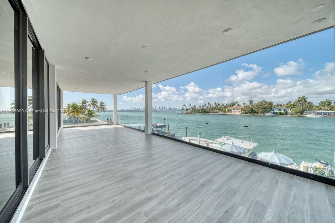 Недавно продано: $13,499,000 (6 спален, 6 ванн, 4703 Квадратных фут)