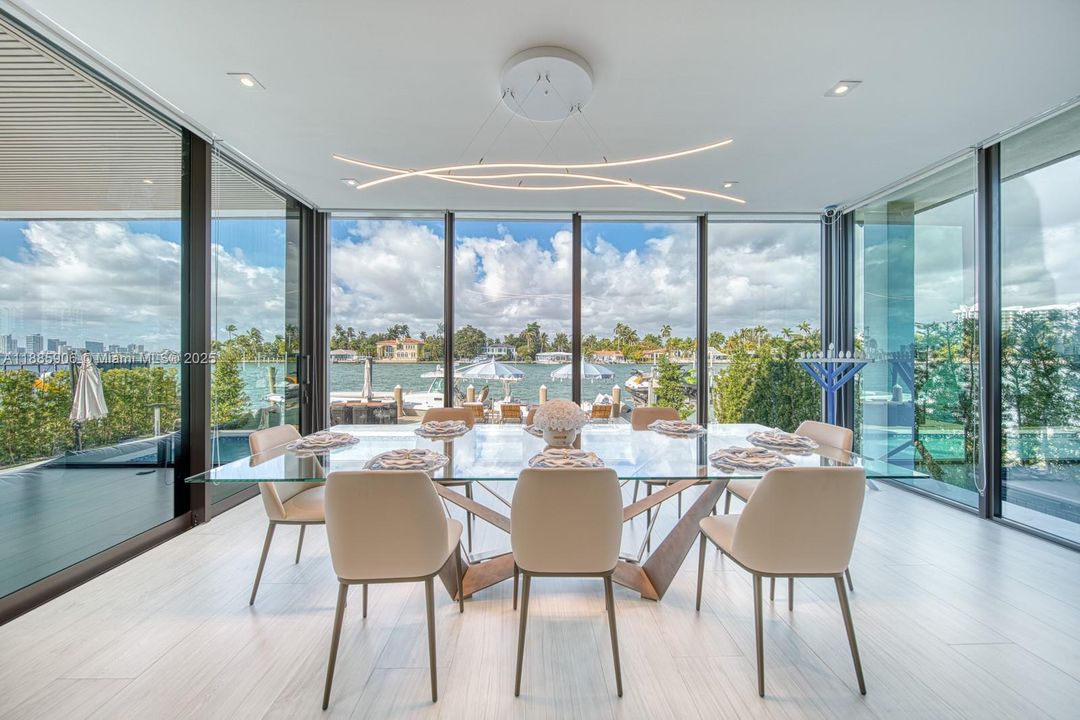 Недавно продано: $13,499,000 (6 спален, 6 ванн, 4703 Квадратных фут)