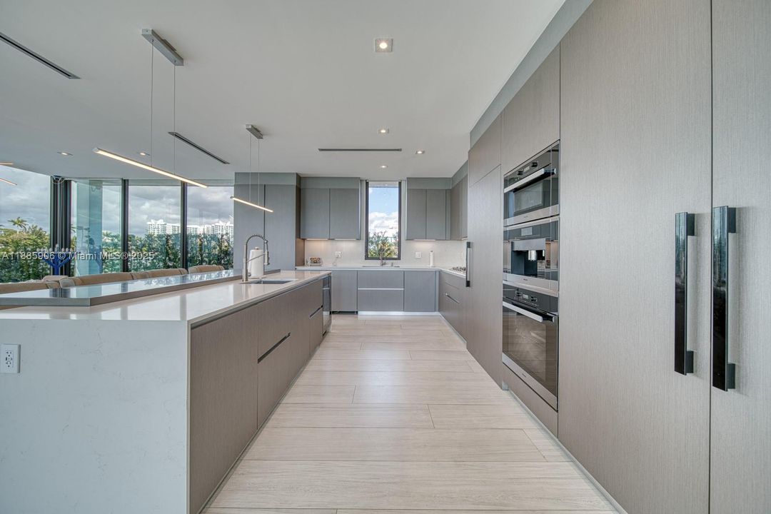 Недавно продано: $13,499,000 (6 спален, 6 ванн, 4703 Квадратных фут)