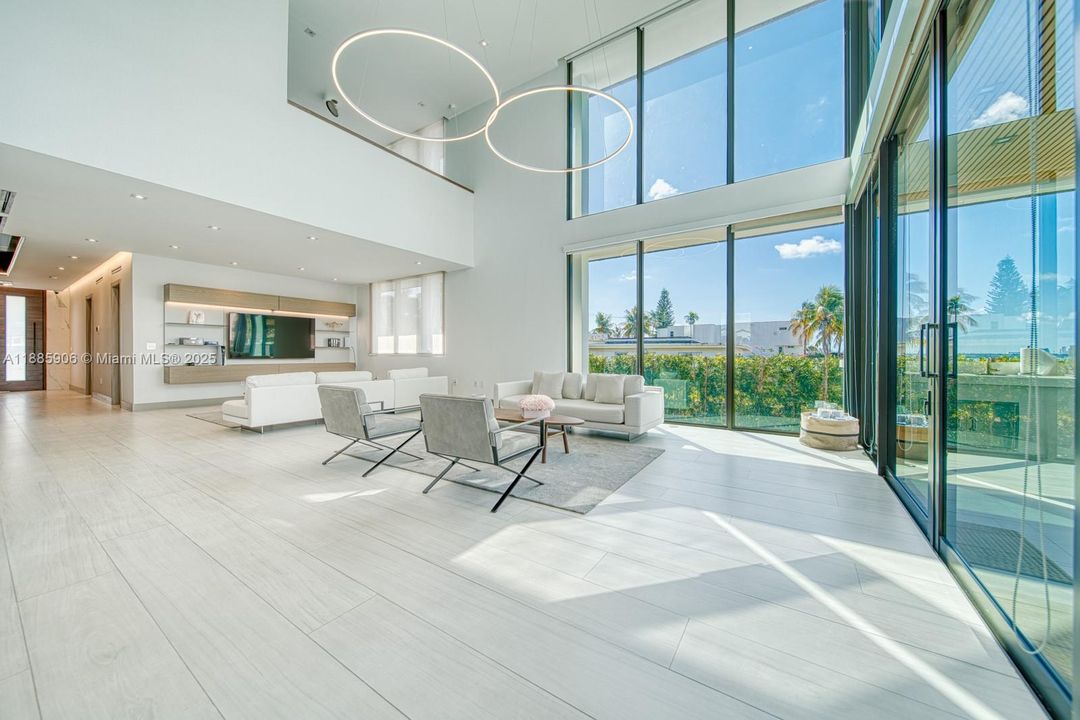 Недавно продано: $13,499,000 (6 спален, 6 ванн, 4703 Квадратных фут)