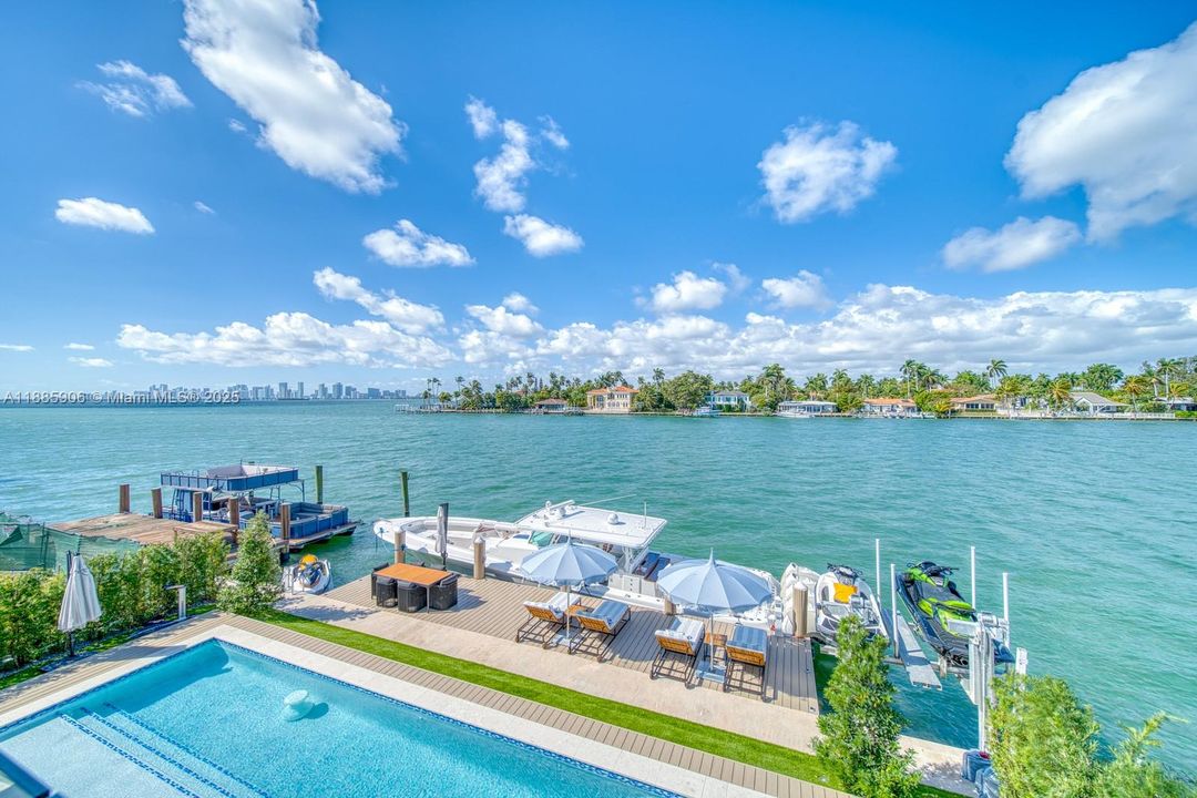 Недавно продано: $13,499,000 (6 спален, 6 ванн, 4703 Квадратных фут)