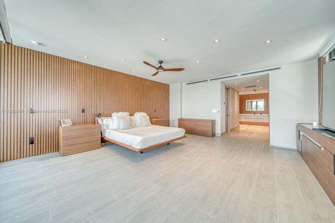 Недавно продано: $13,499,000 (6 спален, 6 ванн, 4703 Квадратных фут)