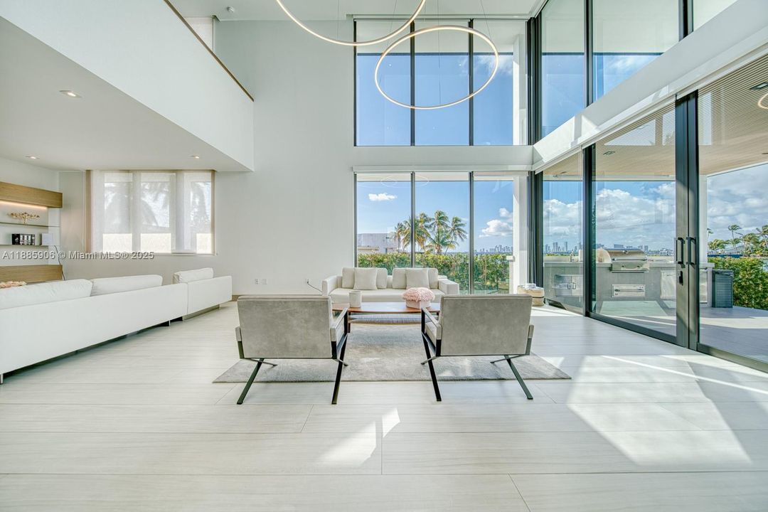 Недавно продано: $13,499,000 (6 спален, 6 ванн, 4703 Квадратных фут)