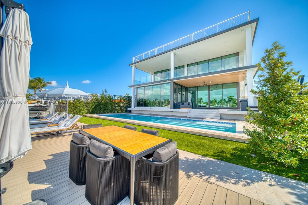 Недавно продано: $13,499,000 (6 спален, 6 ванн, 4703 Квадратных фут)