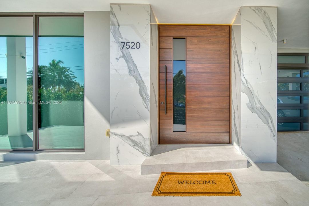 Недавно продано: $13,499,000 (6 спален, 6 ванн, 4703 Квадратных фут)