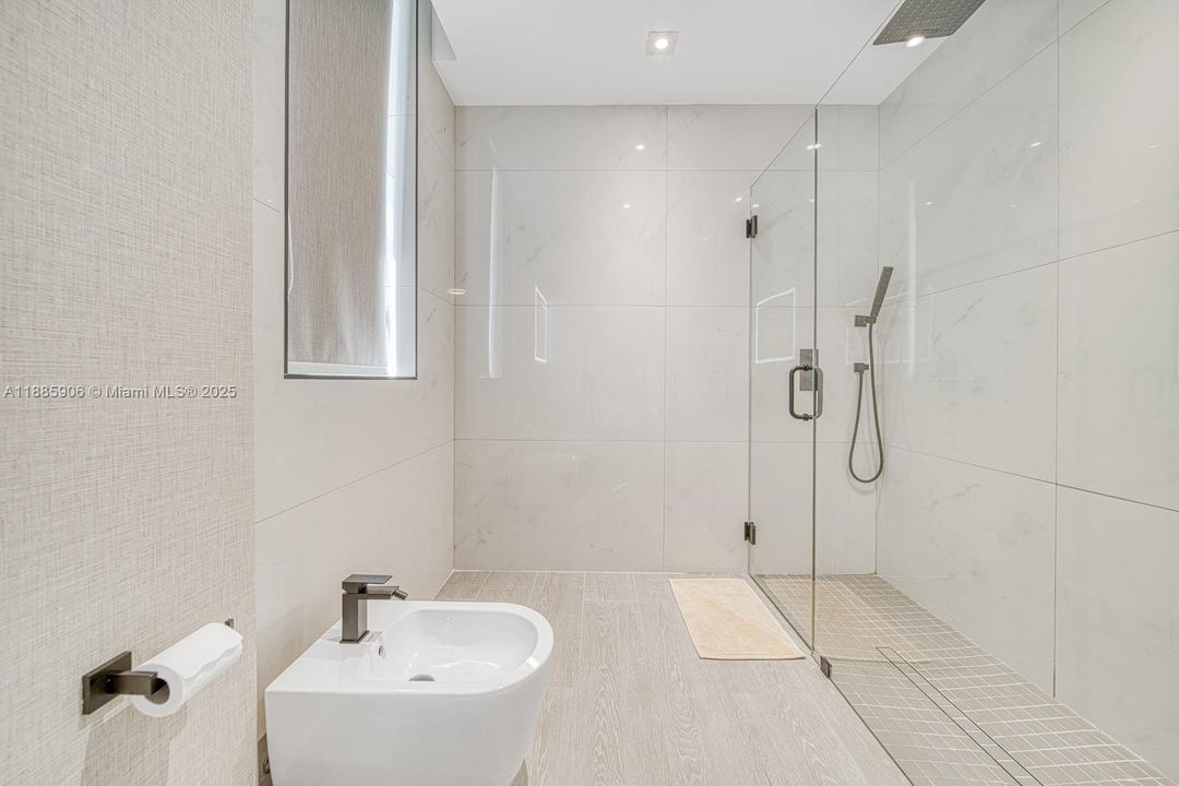 Недавно продано: $13,499,000 (6 спален, 6 ванн, 4703 Квадратных фут)