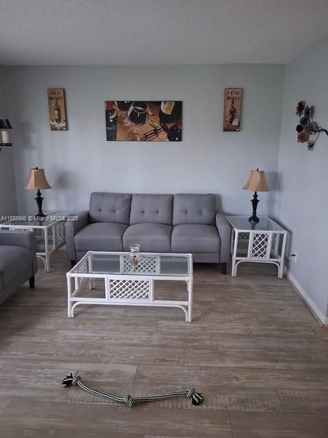 Activo con contrato: $2,500 (2 camas, 2 baños, 1230 Pies cuadrados)