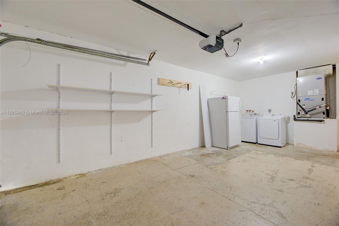 Под контрактом: $440,000 (3 спален, 2 ванн, 2425 Квадратных фут)