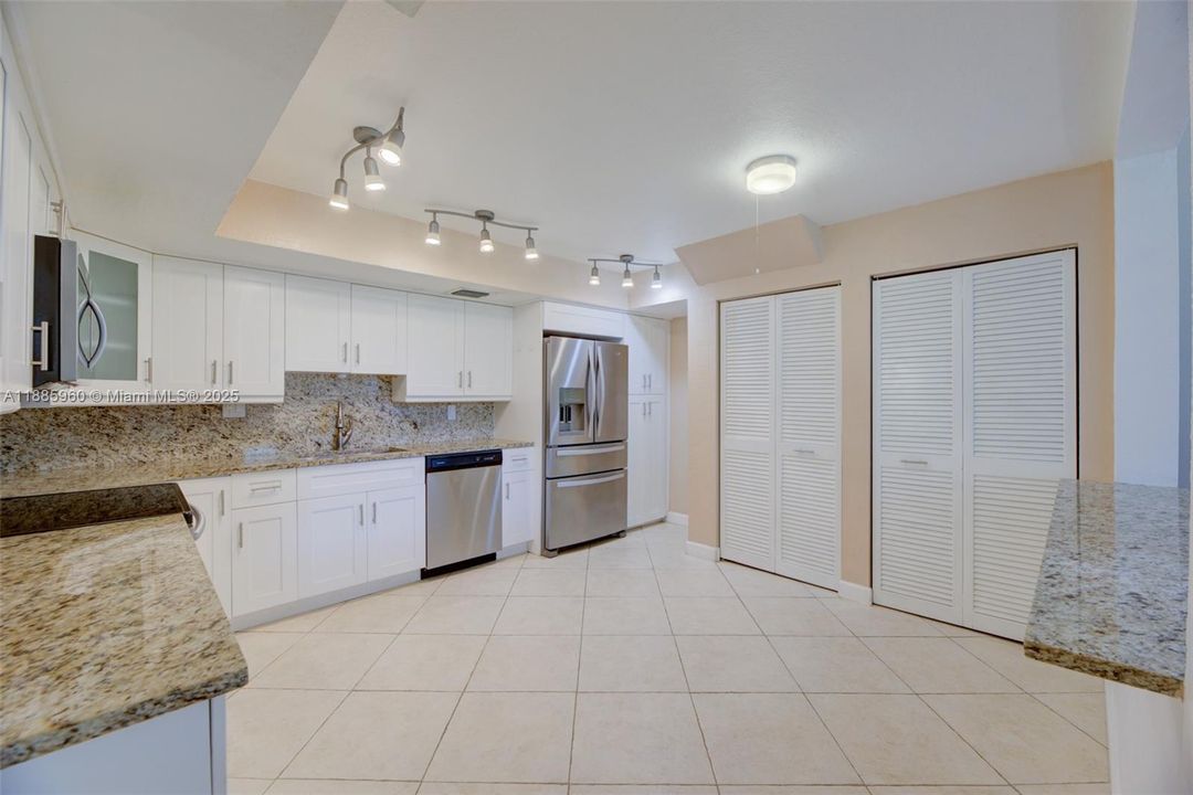 Под контрактом: $440,000 (3 спален, 2 ванн, 2425 Квадратных фут)