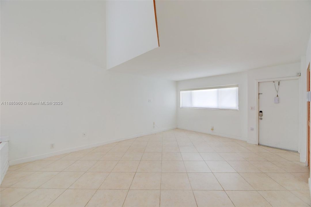 Под контрактом: $440,000 (3 спален, 2 ванн, 2425 Квадратных фут)