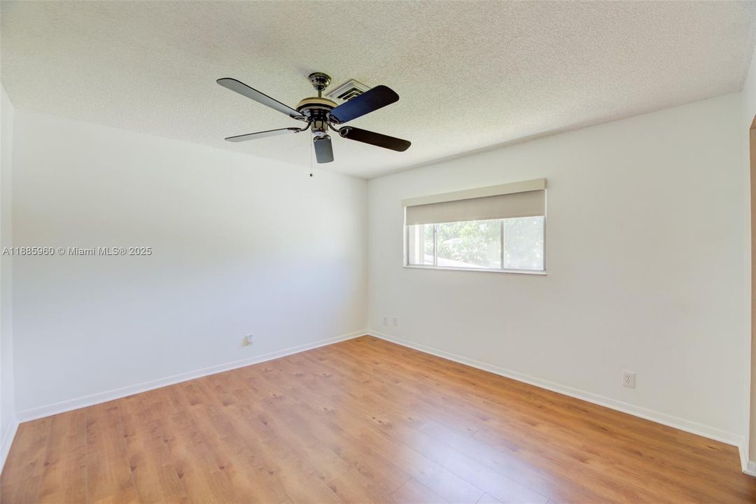 Под контрактом: $440,000 (3 спален, 2 ванн, 2425 Квадратных фут)