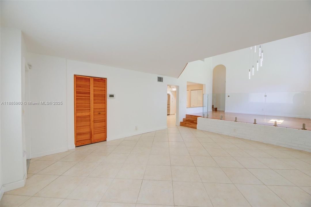 Под контрактом: $440,000 (3 спален, 2 ванн, 2425 Квадратных фут)