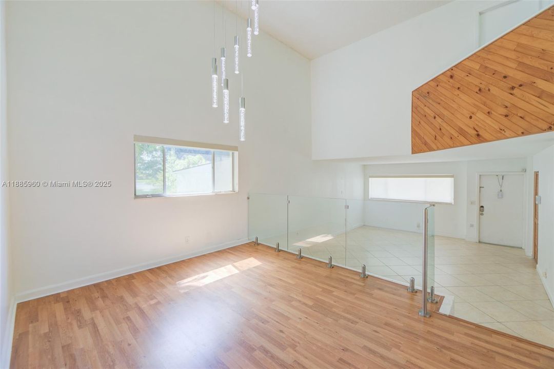 Под контрактом: $440,000 (3 спален, 2 ванн, 2425 Квадратных фут)