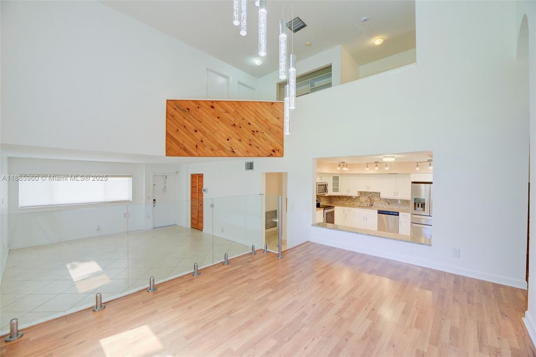 Под контрактом: $440,000 (3 спален, 2 ванн, 2425 Квадратных фут)