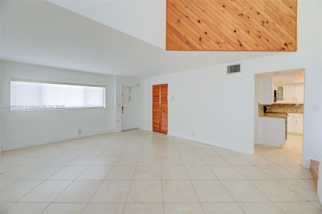 Под контрактом: $440,000 (3 спален, 2 ванн, 2425 Квадратных фут)