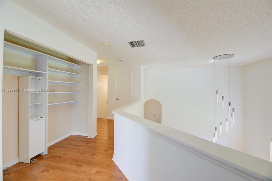 Под контрактом: $440,000 (3 спален, 2 ванн, 2425 Квадратных фут)