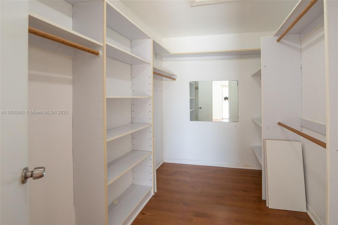 Под контрактом: $440,000 (3 спален, 2 ванн, 2425 Квадратных фут)