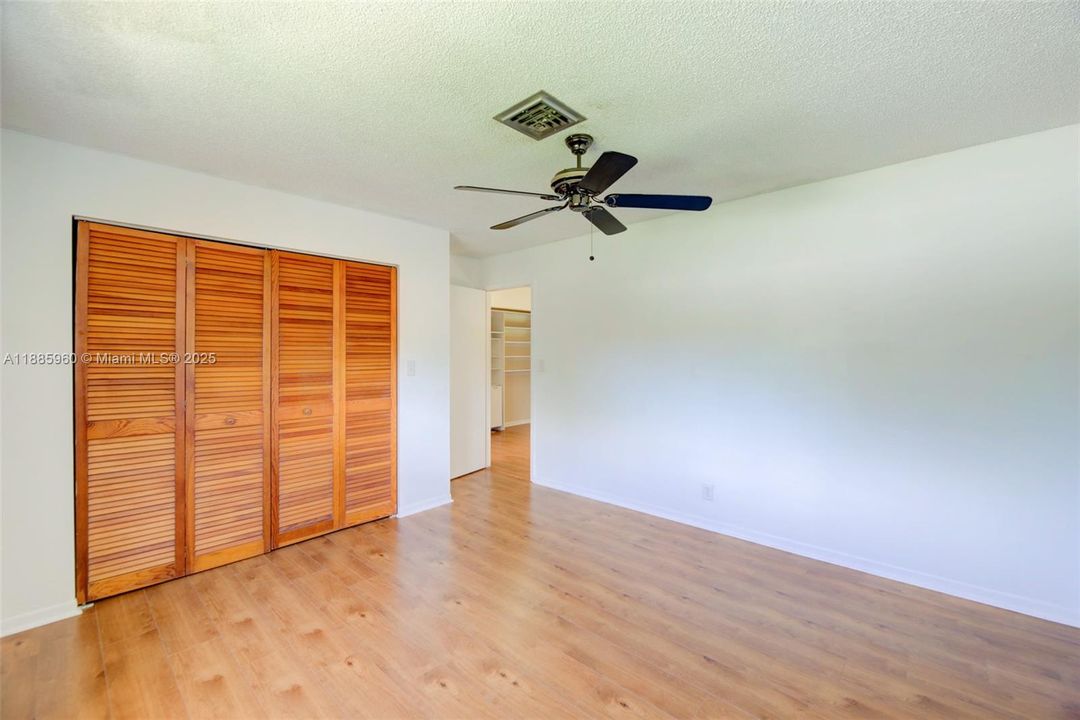 Под контрактом: $440,000 (3 спален, 2 ванн, 2425 Квадратных фут)