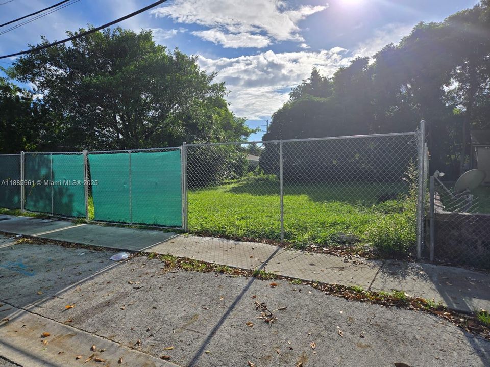 待售: $325,000 (0.12 acres)