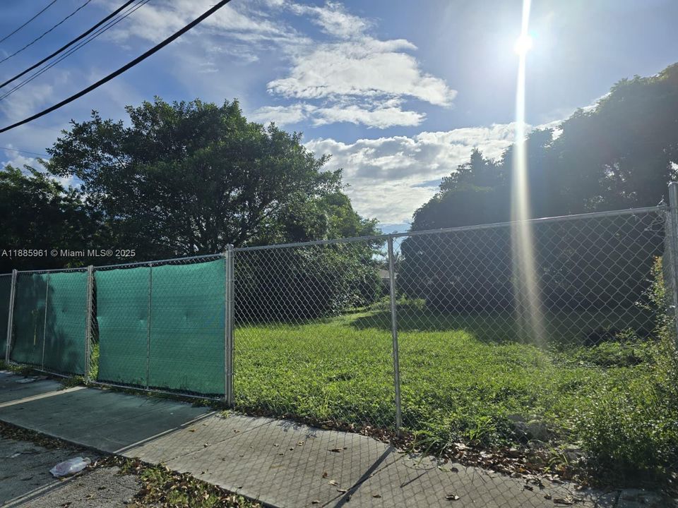 待售: $325,000 (0.12 acres)