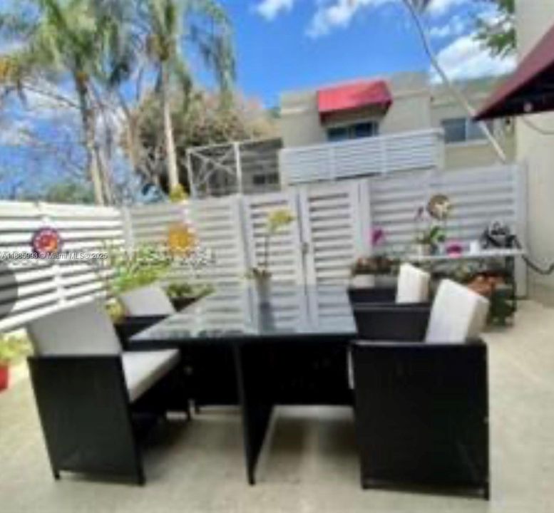 合同活跃: $3,100 (3 贝兹, 2 浴室, 1632 平方英尺)