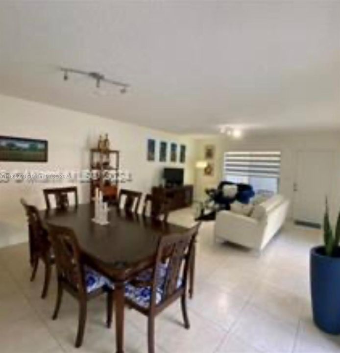 合同活跃: $3,100 (3 贝兹, 2 浴室, 1632 平方英尺)