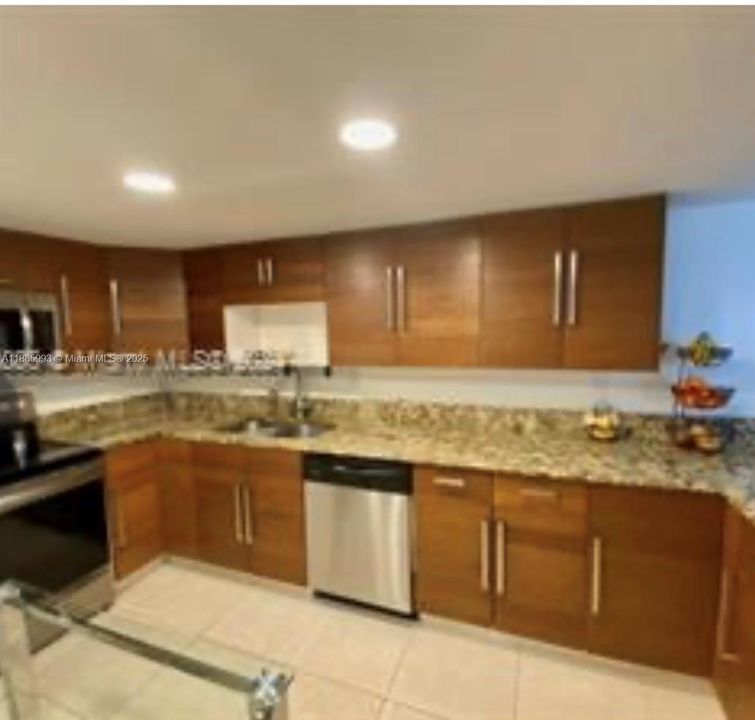 合同活跃: $3,100 (3 贝兹, 2 浴室, 1632 平方英尺)