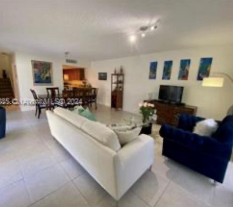 合同活跃: $3,100 (3 贝兹, 2 浴室, 1632 平方英尺)